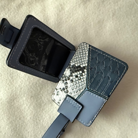 Chico's Luggage Tags (pair), Blue with snake skin design (2) - Picture 3 of 3